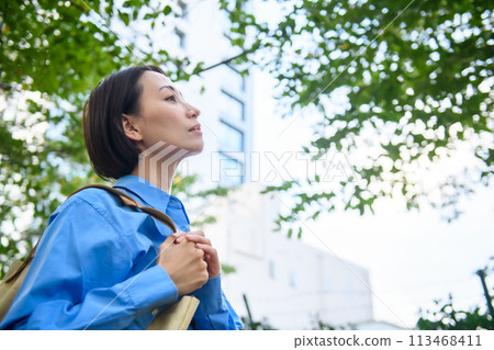 Woman looking up 113468411