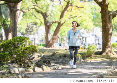 A woman who jogs 113468412