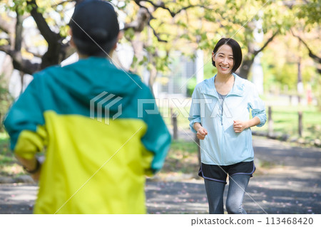 跑者互相擦肩而過，奔跑 113468420