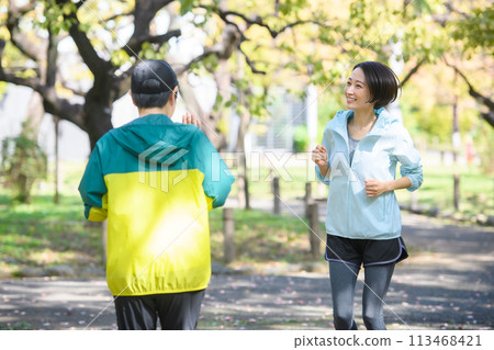 跑者互相擦肩而過，奔跑 113468421