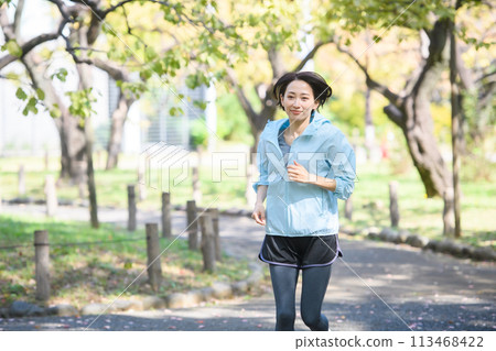 A woman who jogs 113468422
