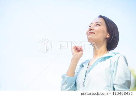 Woman in sportswear looking up 113468455