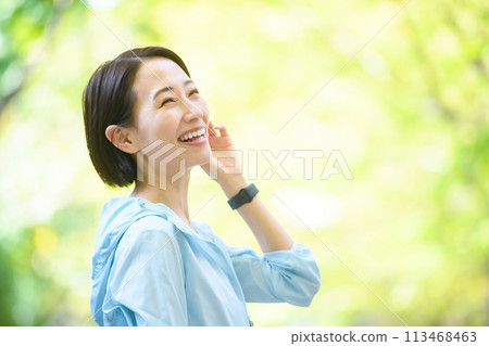 Women in sportswear fresh green 113468463