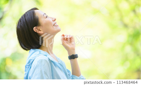 Women in sportswear fresh green 113468464