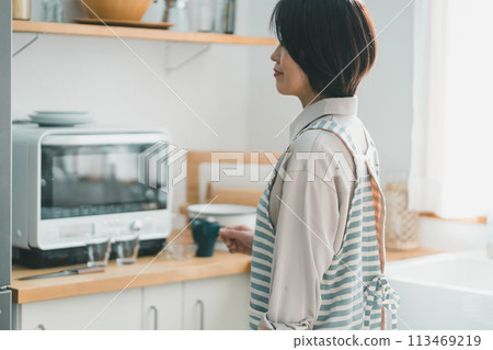 Housewife, housewife, microwave oven 113469219