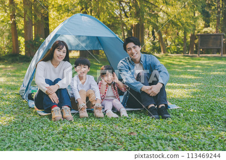 和家人在公園玩耍 113469244