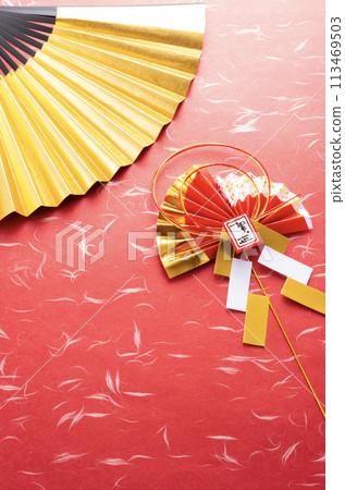 日式金扇、新年裝飾和紅色和紙的形象 113469503