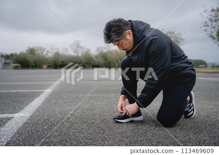 男人慢跑前繫鞋帶 男人慢跑前繫鞋帶 113469609