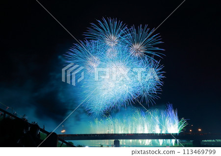 Fireworks festivals: A seasonal feature of summer (Gifu Nagaragawa Fireworks Festival, Gifu Prefecture) Fireworks festivals: A seasonal feature of summer (Gifu Nagaragawa Fireworks Festival, Gifu Prefecture) 113469799