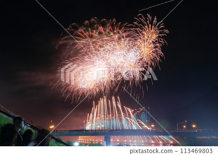 Fireworks festivals: A seasonal feature of summer (Gifu Nagaragawa Fireworks Festival, Gifu Prefecture) Fireworks festivals: A seasonal feature of summer (Gifu Nagaragawa Fireworks Festival, Gifu Prefecture) 113469803