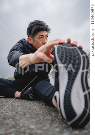 一個男人在戶外做健身操 一個男人在戶外做健身操 113469979