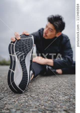 一個男人在戶外做健身操 一個男人在戶外做健身操 113469984