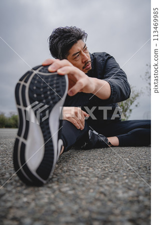 一個男人在戶外做健身操 一個男人在戶外做健身操 113469985