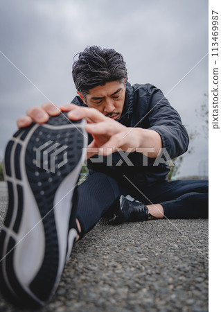 一個男人在戶外做健身操 一個男人在戶外做健身操 113469987