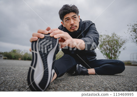 一個男人在戶外做健身操 一個男人在戶外做健身操 113469995