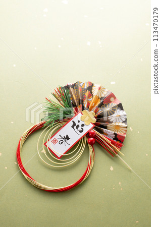 新年裝飾品和綠色日本紙 新年裝飾品和綠色日本紙 113470179