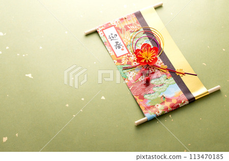 新年裝飾品和綠色日本紙 新年裝飾品和綠色日本紙 113470185