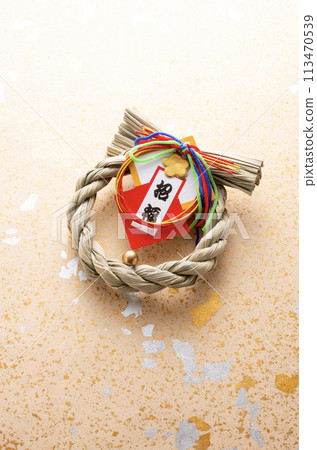 新年裝飾品和金色日本紙 113470539