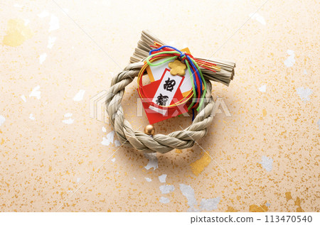 New Year decorations and golden washi paper 113470540