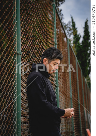 男人在戶外等人 男人在戶外等人 113470755