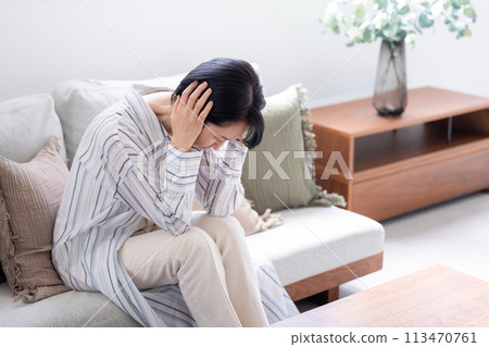 身體不好，頭痛，中年婦女抱頭 113470761