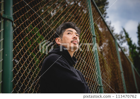 男人在戶外等人 113470762