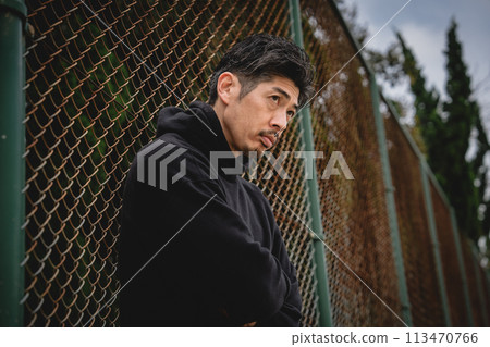 男人在戶外等人 男人在戶外等人 113470766