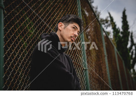 男人在戶外等人 男人在戶外等人 113470768