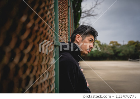 男人在戶外等人 113470773