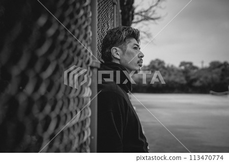 男人在戶外等人 113470774