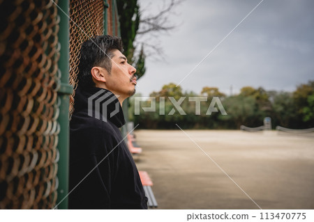 男人在戶外等人 113470775