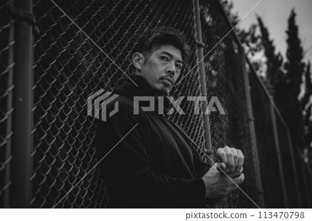 男人在戶外等人 男人在戶外等人 113470798