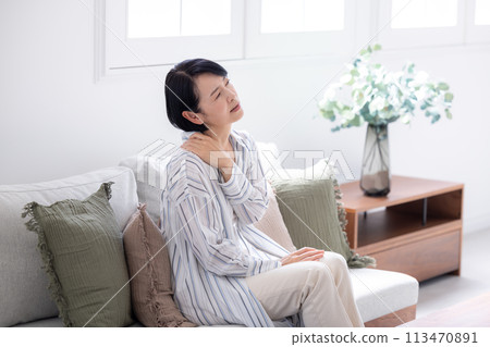 一名中年婦女身體狀況不佳，肩周炎嚴重 113470891