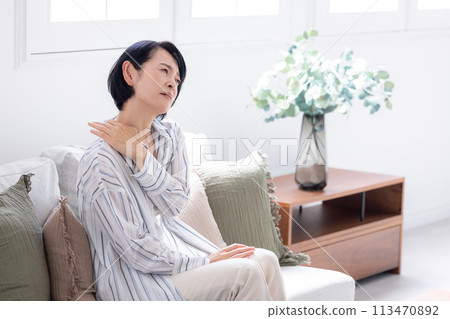 一名中年婦女身體狀況不佳，肩周炎嚴重 113470892