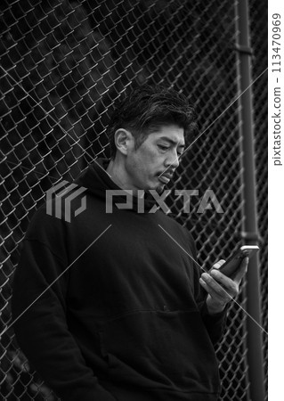 40 多歲男性戶外智慧型手機 40 多歲男性戶外智慧型手機 113470969