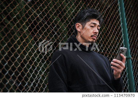 40 多歲男性戶外智慧型手機 40 多歲男性戶外智慧型手機 113470970