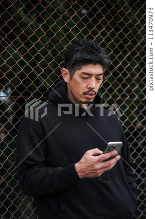 40 多歲男性戶外智慧型手機 113470973