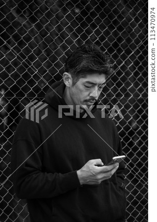 40 多歲男性戶外智慧型手機 113470974