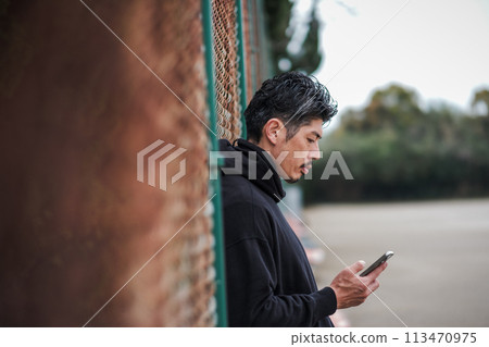 40 多歲男性戶外智慧型手機 113470975