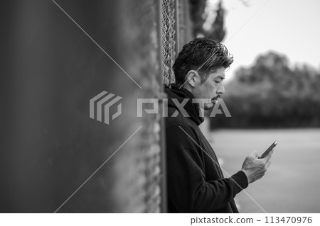 40 多歲男性戶外智慧型手機 113470976