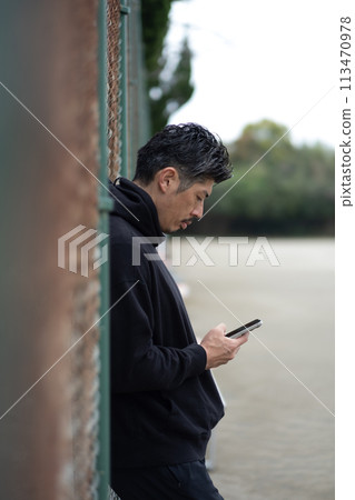 40 多歲男性戶外智慧型手機 113470978