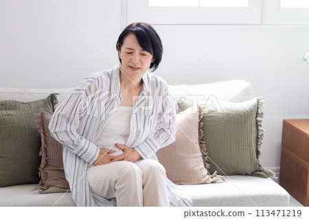 中年婦女背痛、胃痛 中年婦女背痛、胃痛 113471219