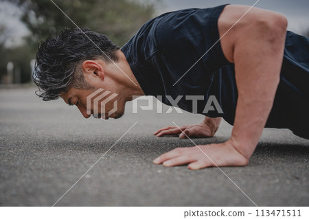 一名40多歲的男子在戶外進行肌肉訓練 113471511