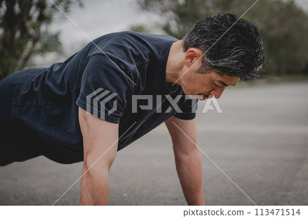 一名40多歲的男子在戶外進行肌肉訓練 113471514