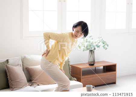 腰痛-腰痛的中年婦女 113471915