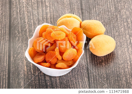 Dried apricot heap in the bowl Dried apricot heap in the bowl 113471988