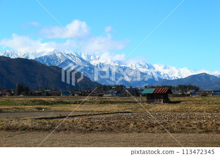 春天的安曇野。從安曇野眺望北阿爾卑斯山。小子岳、鹿島矢岳。 113472345