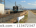 春天的安曇野。大糸線、松本盆地運行的列車。 113472347