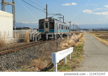 春天的安曇野。大糸線、松本盆地運行的列車。 113472347