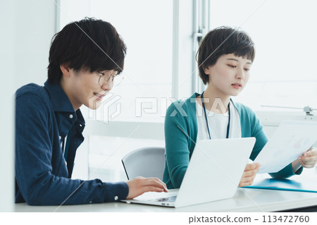 在計算機上工作的年輕男女 113472760